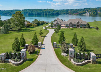 A Lakefront Estate of Elegance and Grandeur in Louisville